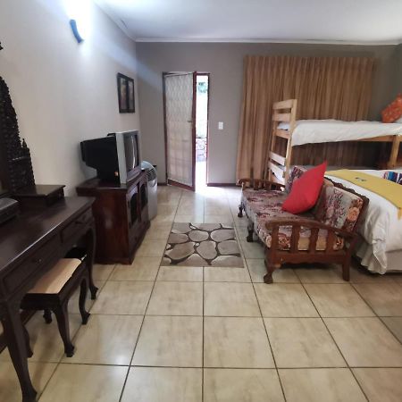 Sun Deck Lodge Hartbeespoort Kültér fotó